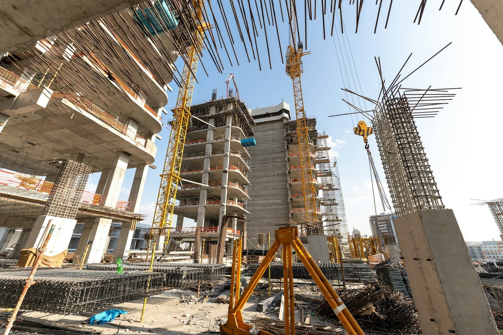 Concrete building structures and tower cranes